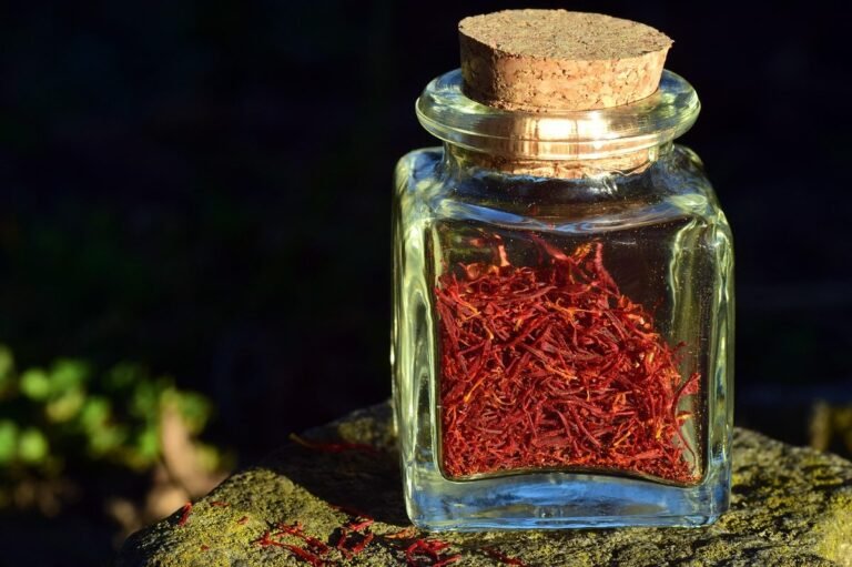 Filaments de safran dans un petit pot en verre fermé par un bouchon, une façon de conserver le safran à l'abri de l'air